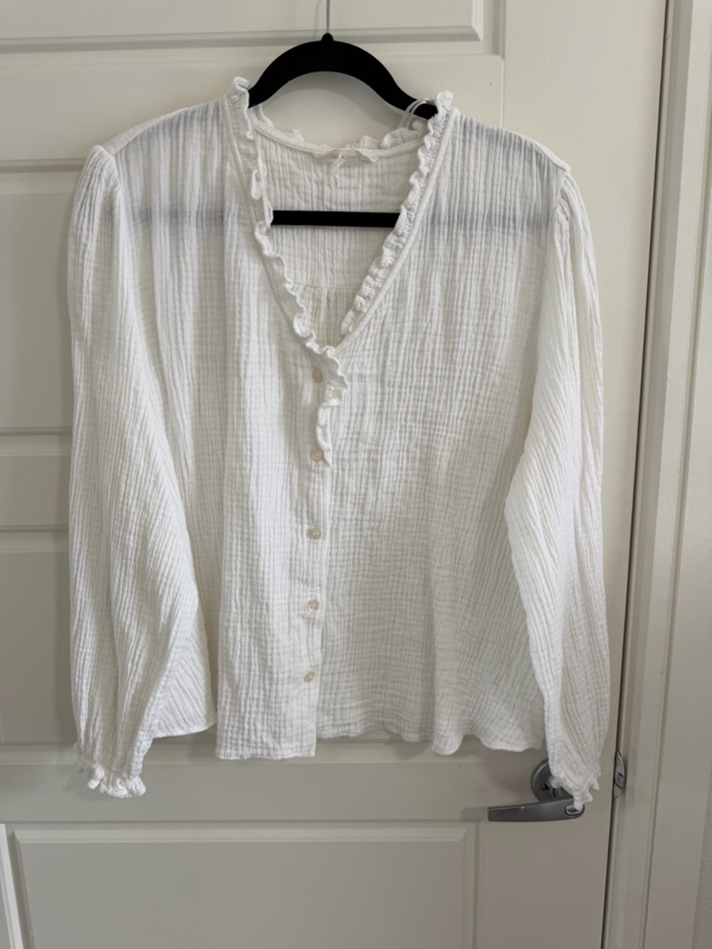 per una White Ruffled V-Neck Button-Front Blouse